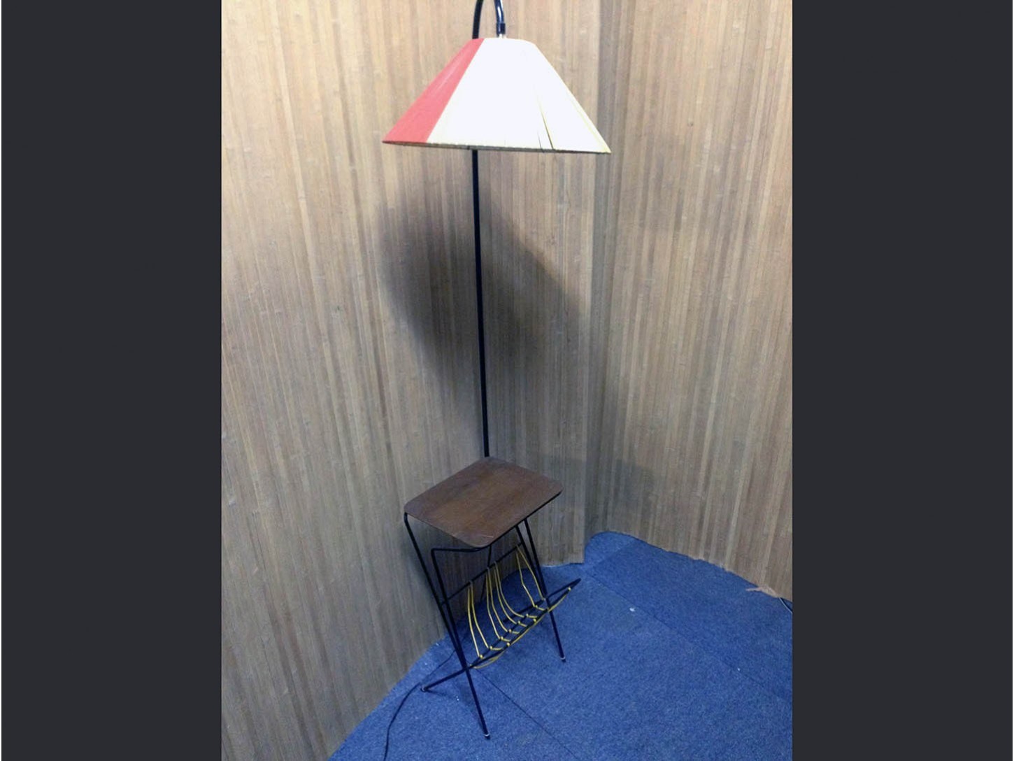 Lampadaire porte journaux