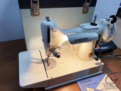 SINGER 221K blanche portable 