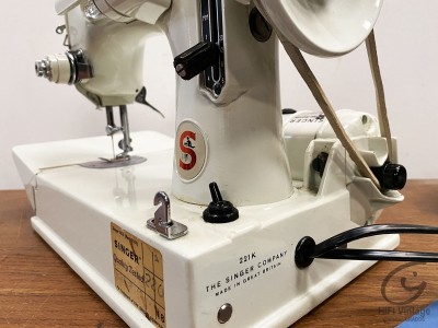 SINGER 221K blanche portable 