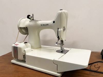 SINGER 221K blanche portable 