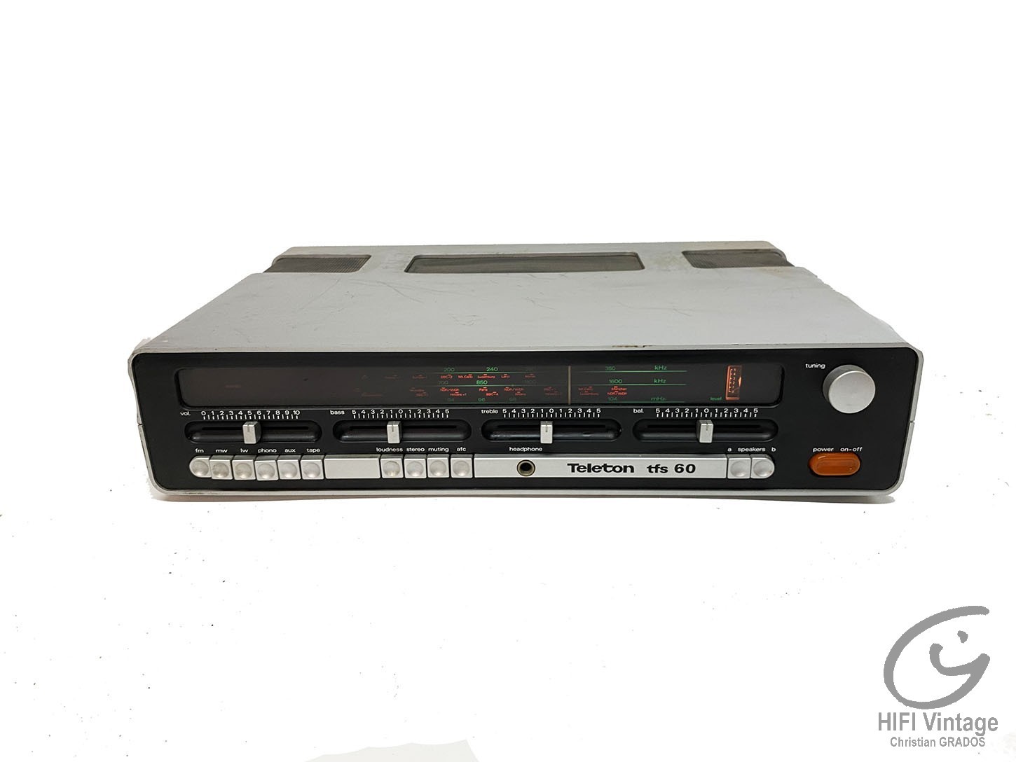 GO PO FM
Dimensions : L: 495     H: 107     P: 340 (mm)     
Poids : 9 kg
Haut-parleur : Externes
Prises : DIN 4x HP, PU, ma