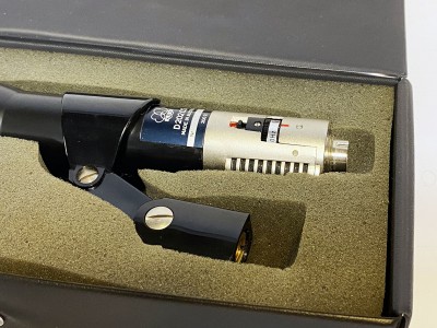 AKG D-202