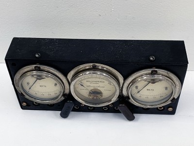 CHAUVIN ARNOUX 3 cadrans milivolts A

coffret bois

avec imprimante à rouleau mécanique