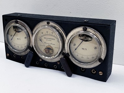 CHAUVIN ARNOUX 3 cadrans milivolts A

coffret bois

avec imprimante à rouleau mécanique