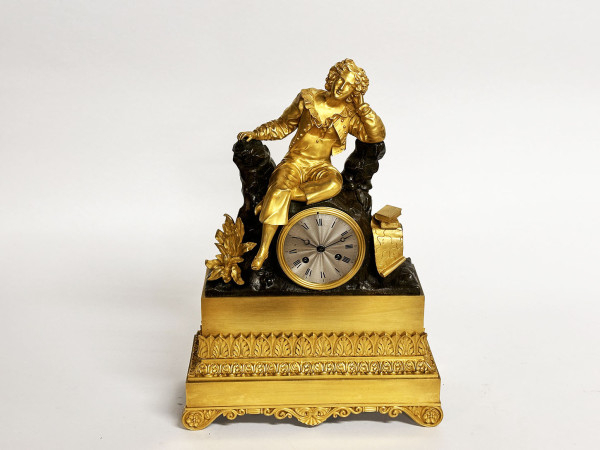Pendule 1840 jeune homme accoudé