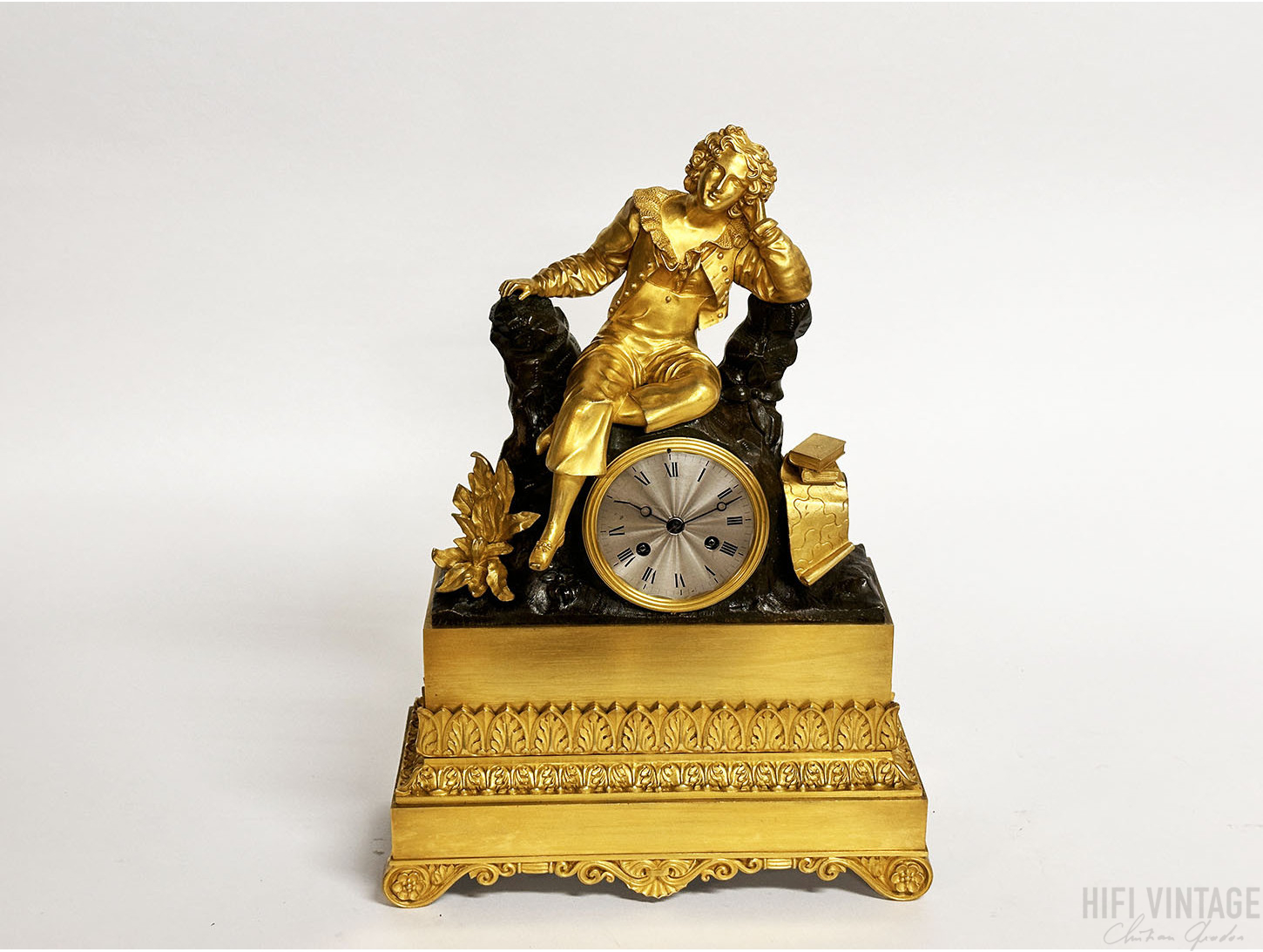 Pendule 1840 jeune homme accoudé