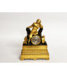 Pendule 1840 jeune homme accoudé