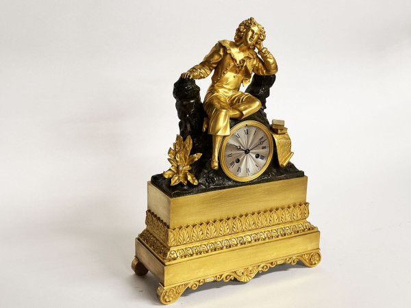 Pendule 1840 jeune homme accoudé