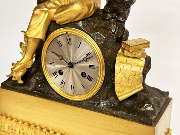 Pendule 1840 jeune homme accoudé
