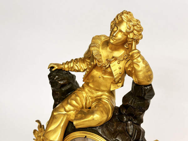 Pendule 1840 jeune homme accoudé