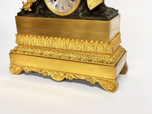 Pendule 1840 jeune homme accoudé