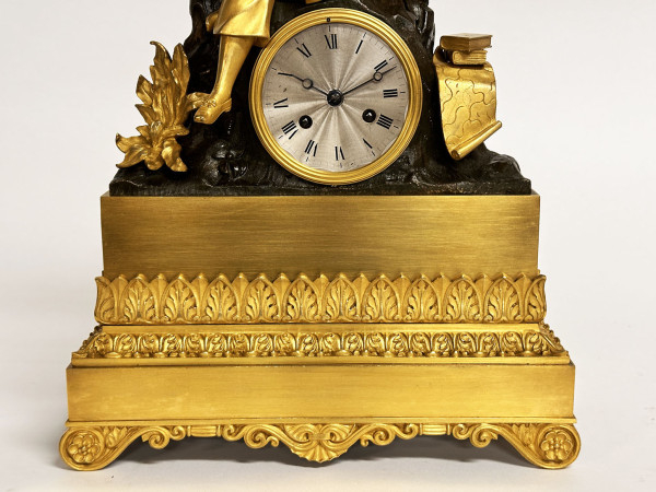 Pendule 1840 jeune homme accoudé