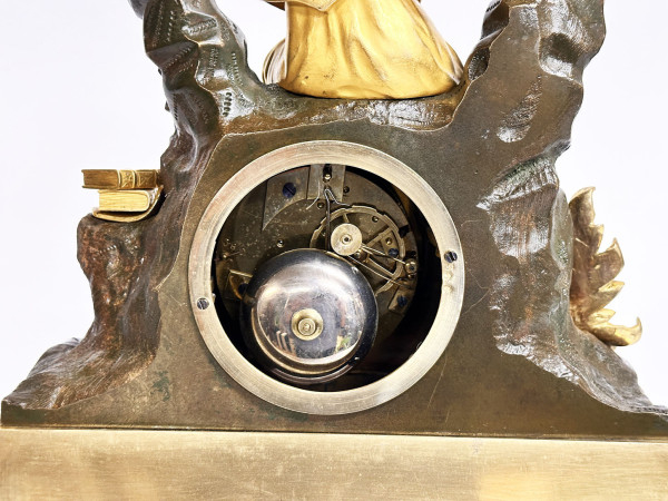 Pendule 1840 jeune homme accoudé