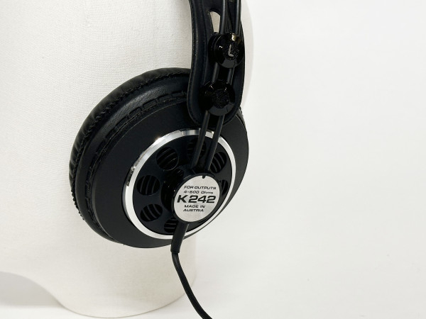 AKG K-242