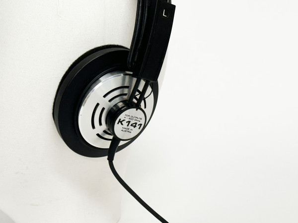 AKG K-141