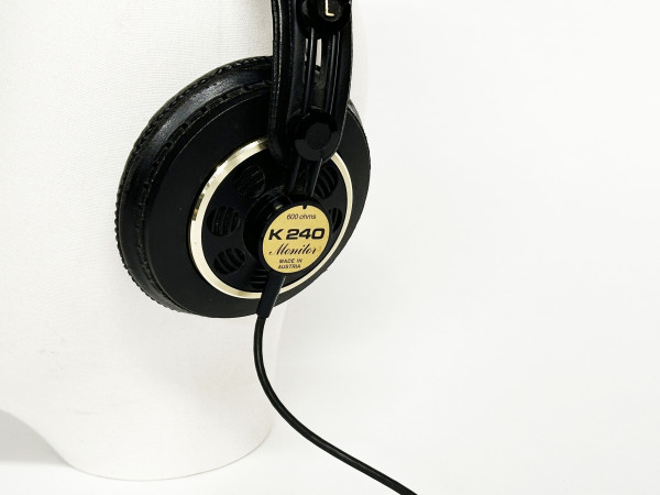 AKG K-240