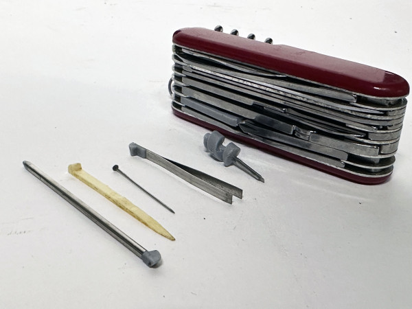 VICTORINOX Couteau suisse 30